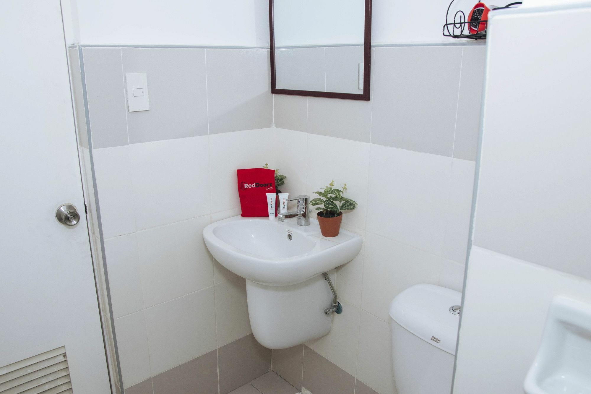 Reddoorz Plus @ Buendia Ave Makati Makati City Exterior photo