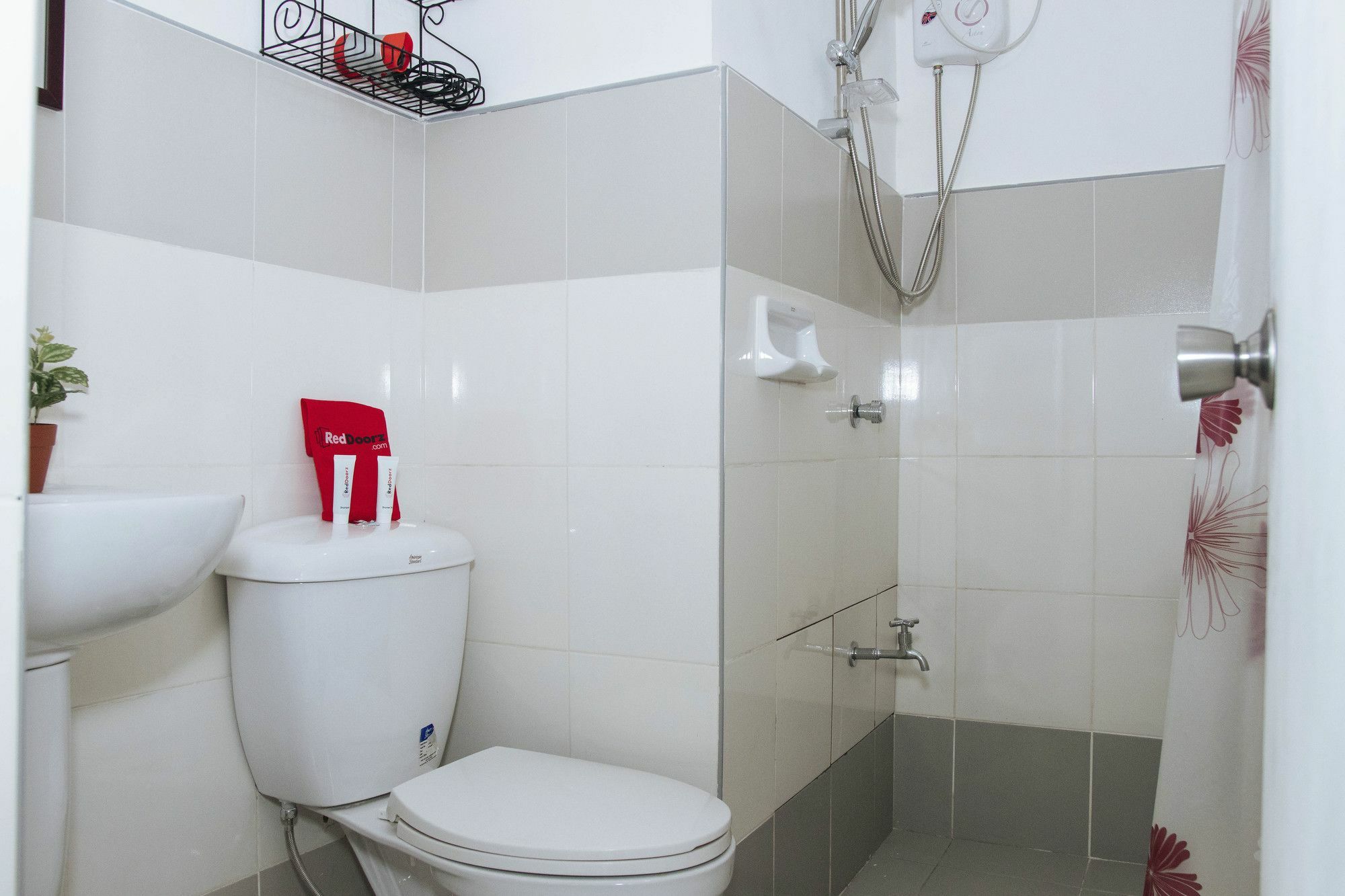 Reddoorz Plus @ Buendia Ave Makati Makati City Exterior photo