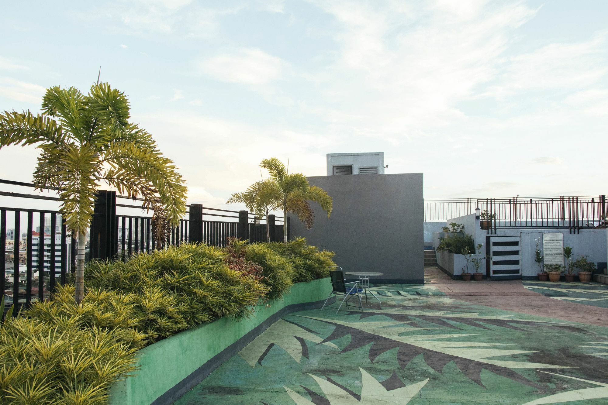 Reddoorz Plus @ Buendia Ave Makati Makati City Exterior photo